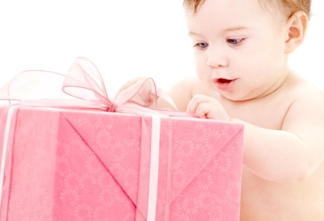 Вручение двойного подарка новорождённым.