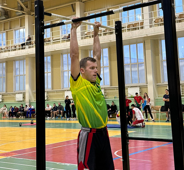 Участник подтягивания обязан:.