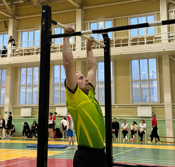 Участнику подтягивания запрещено:.